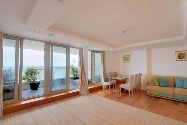 Largigi Offering Two Amazing Panoramic Sea Front Apartments 莱姆里吉斯 外观 照片