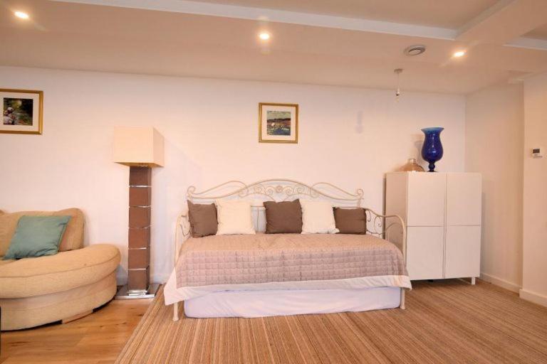 Largigi Offering Two Amazing Panoramic Sea Front Apartments 莱姆里吉斯 外观 照片
