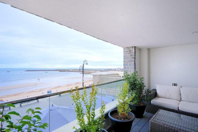 Largigi Offering Two Amazing Panoramic Sea Front Apartments 莱姆里吉斯 外观 照片